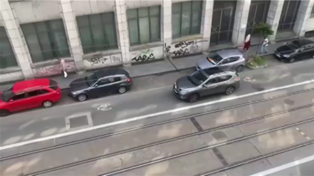 Face à une plaque d'égout située devant chez elle, Nora vit un enfer au quotidien: elle émet un bruit assourdissant à chaque passage de véhicule