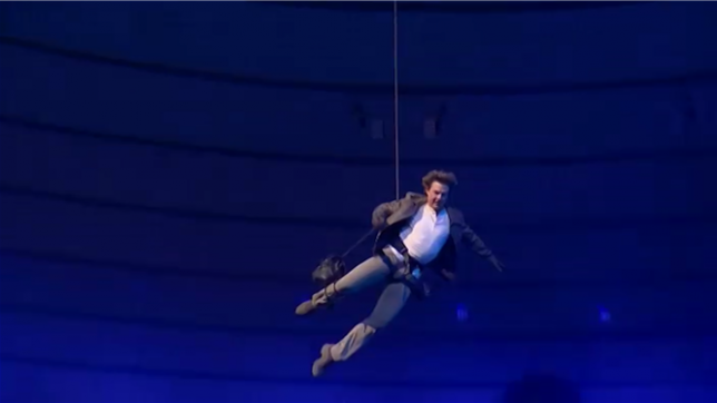 Cascade de Tom Cruise lors de la soirée de clôture des Jeux Olympiques