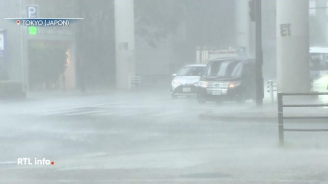 Le typhon Ampil a touché Tokyo et la côte est du Pacifique