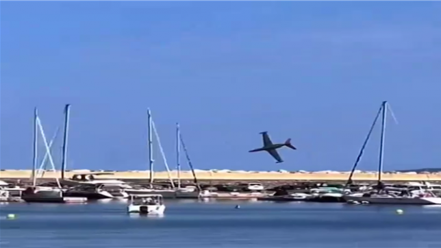 Un avion de la Patrouille de France s'écrase en pleine démonstration dans le Lavandou