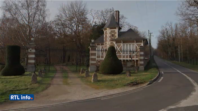 Ce village adoré d'Alain Delon est toujours très prisé par les curieux