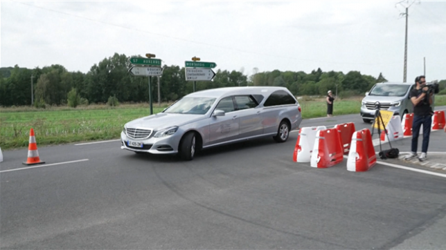 Obsèques de Delon: arrivée du corbillard dans sa propriété de Douchy