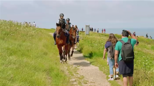 Extrait du Grand Format Tourisme de masse, mort à la plage