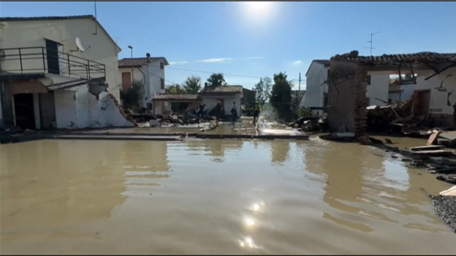 Italie: les habitants de Traversara enlèvent la boue des maisons après la tempête Boris