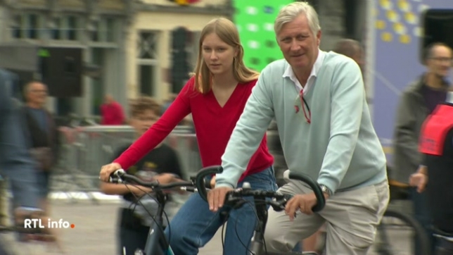 Journée sans voiture: le roi Philippe et la princesse Eléonore à vélo dans les rues de Malines
