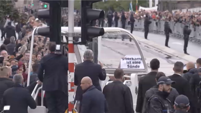 Luxembourg: une manifestante anti-corrida fait irruption devant la papamobile