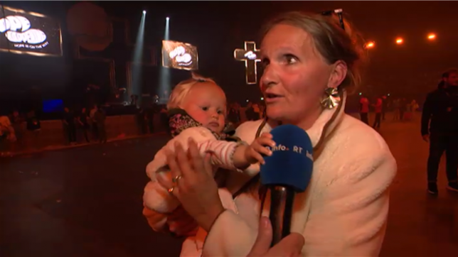 Les gens l'ont laissée passer pour qu'on puisse la présenter au pape