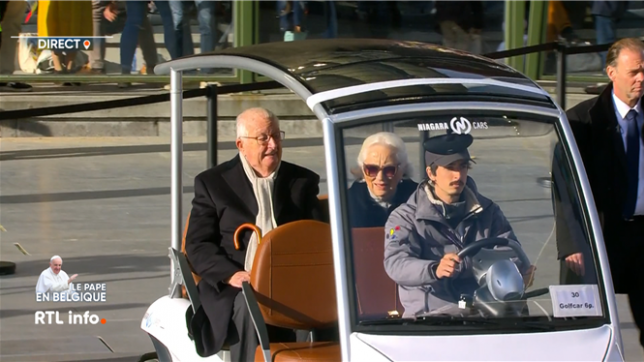 Arrivée de la famille royale juste avant la messe du pape