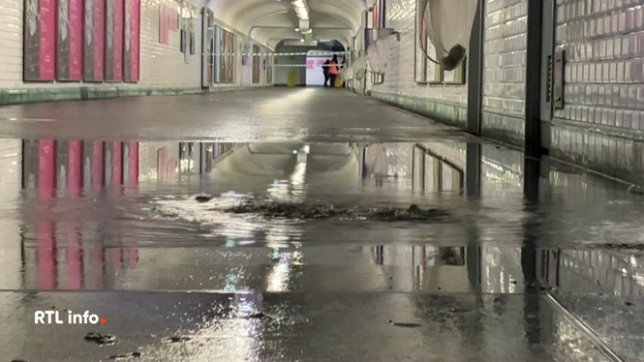 Dépression Kirk en France: la station de métro Saint-Lazare inondée
