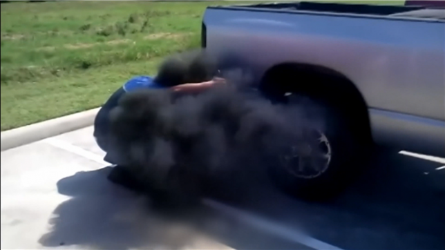 Ils modifient leur moteur de voiture pour émettre une épaisse fumée noire nocive: voici les coal-rollers aux USA