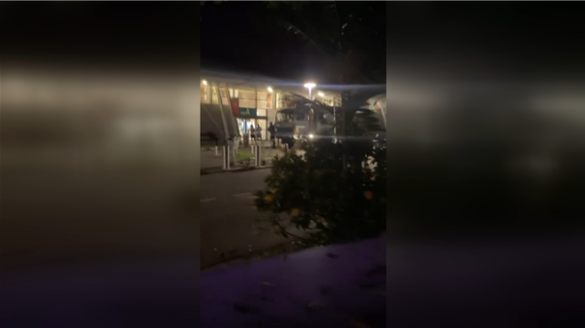 Émeutes en Martinique : chaos, couvre-feu et fermeture de l'aéroport de Fort-de-France