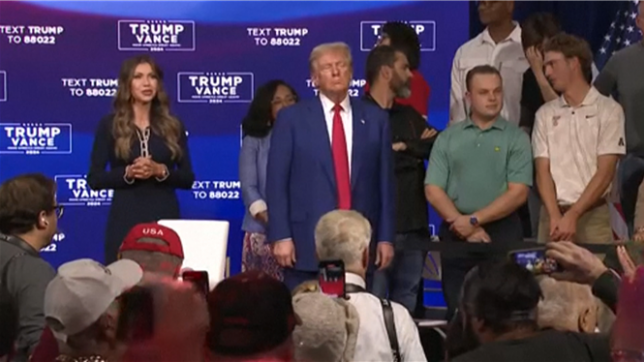 En plein meeting, Donald Trump se dandine sur scène en faisant écouter ses musiques préférées
