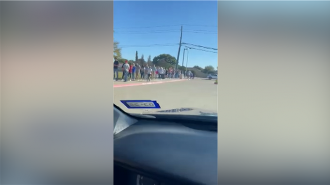 D'énorme files pour les élections anticipées au Texas: Il se cachait dans un placard