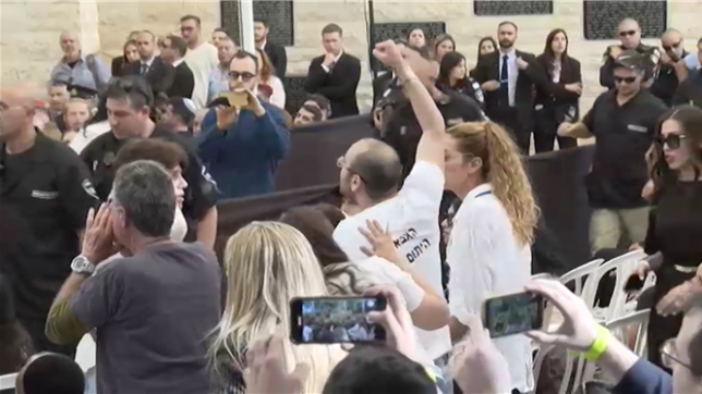 Benjamin Netanyahu interrompu en plein discours par des familles de victimes de l'attentat du 7 octobre