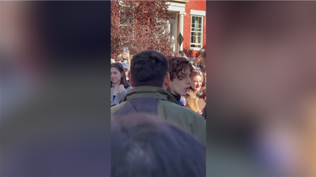 Timothée Chalamet surprend ses fans à New York: la star s'est invitée incognito à son propre concours de sosies