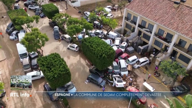 Inondations en Espagne: le village de Sedavi ressemble à un cimetière de véhicules