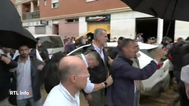 Inondations en Espagne: le roi Felipe VI conspué par la foule à son arrivée