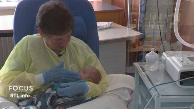 Le focus de la rédaction: rencontre avec des bénévoles câlineuse de bébés