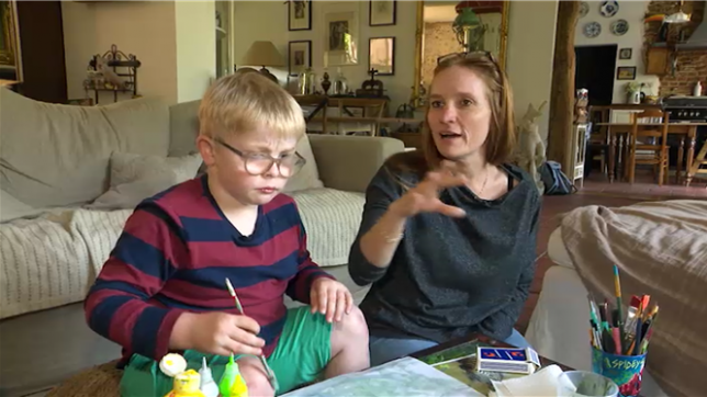 Charles, six ans, est atteint du trouble de l'attention avec hyperactivité, autrement dit TDAH. Souvent bruyant et agité, ce petit garçon a du mal à gérer ses émotions et pique - malgré lui - des crises. Ces situations, peu confortables pour les parents, entraînent souvent des critiques et du jugement à leur égard. Voici leur témoignage.