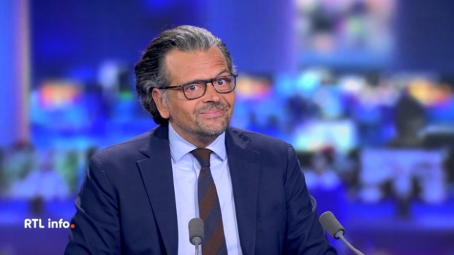 Même démissionnaire, Bart De Wever est encore formateur, mais les chances de réanimer l'Arizona sont minces. Les regards se tournent vers les libéraux flamands : l'Open VLD. Mais la majorité serait très fragile. Et la Belgique doit présenter son budget à l'Europe très bientôt.