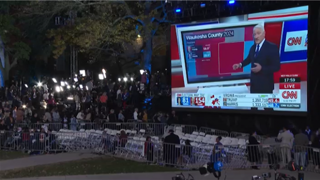 Ambiance à l'université Howard au début de la soirée électorale.