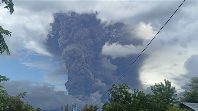 Un volcan dans l'est de l'Indonésie est de nouveau entré en éruption jeudi, projetant une immense colonne de cendres dans le ciel, deux jour après avoir craché des roches enflammées sur des villages voisins, faisant neuf morts.