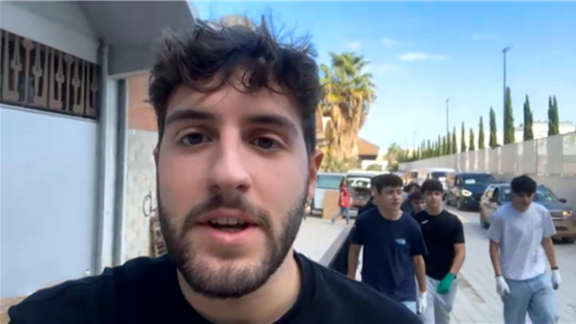 Mattia Tosin, un jeune Liégeois de 20 ans, étudie pour le moment à l’Université catholique de Valence en Erasmus. Depuis les graves inondations qui ont touché le sud-est de l’Espagne, ses cours sont suspendus. Avec ses camarades, ils ont donc décidé de se rendre utile et d’aller prêter main forte aux sinistrés. À Massanassa, ils ont aidé les habitants à évacuer la boue. À Valence ce jeudi, ils travaillent dans un centre de tri où est stockée de l’aide matérielle.