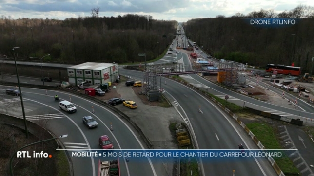 Le chantier du Carrefour Léonard, sur le ring R0 de Bruxelles, enregistre de nouveau du retard. Les travaux ne s'achèveront finalement pas avant avril 2025. En effet, de nouvelles dégradations ont été découvertes et nécessitent des réparations en urgence.