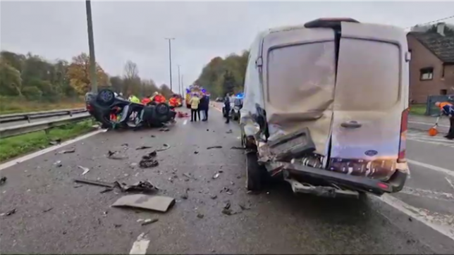 Un accident spectaculaire s'est produit ce jeudi vers 10h sur la route de Mons (N90) à Monceau-sur-Sambre, dans le Hainaut. Blessée, une conductrice a été transportée à l'hôpital.