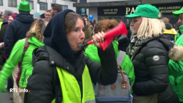 Des travailleurs des secteurs des soins de santé, de l'aide sociale, de l'accueil de l'enfance, du handicap, ou du socio-culturel manifestaient ce jeudi à Bruxelles. Ils demandent davantage de moyens car ils se disent structurellement sous-financés.