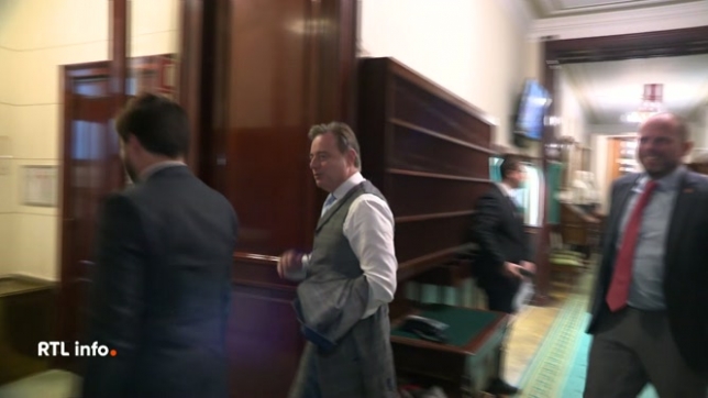 Le formateur fédéral Bart De Wever invite les libéraux flamands à rejoindre la table des négociations. Cela veut-il dire qu'on se dirige vers une nouvelle coalition avec l'Open-VLD et sans Vooruit ?