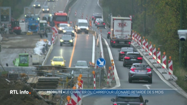 Le chantier du Carrefour Léonard, sur le ring R0 de Bruxelles, enregistre de nouveau du retard. Les travaux ne s'achèveront finalement pas avant avril 2025. De l'amiante a été découvert sur le chantier, et il faut absolument l'évacuer.