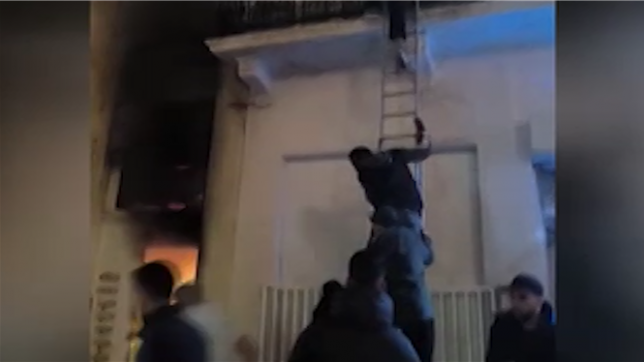 Un incendie a ravagé un immeuble de trois étages à Anderlecht, rue de Fiennes, durant la nuit de jeudi à vendredi. Face aux flammes, des habitants, dont Younes Agourram, se sont mobilisés aux côtés des pompiers pour évacuer des résidents. Malgré leurs efforts héroïques, trois personnes n’ont pu être sauvées. Agourram affirme avoir contribué à sauver douze personnes de l'immeuble en feu.