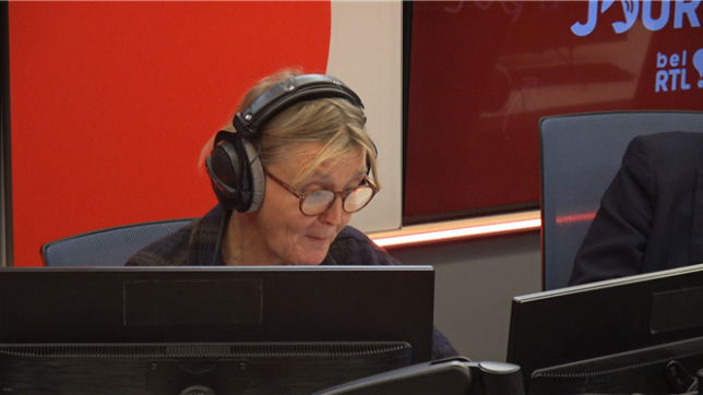 C'est la décision qui fait couler beaucoup d'encre à Mons : le PTB intègre la majorité avec le PS et Ecolo. Une alliance défendue par le bourgmestre Nicolas Martin, qui voit dans le PTB un partenaire capable de compromis et de sérieux. Mais cette entrée historique ne fait pas l'unanimité : Georges-Louis Bouchez dénonce une atteinte à la démocratie et aux finances de la ville. Alors, le PTB est-il en train de devenir un parti comme les autres ?