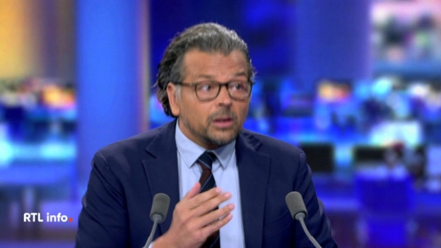 Martin Buxant analyse en direct la situation dans la Ville de Mons. Cette nouvelle coalition est une première, et est extrêmement symbolique. Peut-on mettre sur un pied d'égalité PTB, à l'extrême gauche, et Vlaams Belang, à l'extrême droite ?