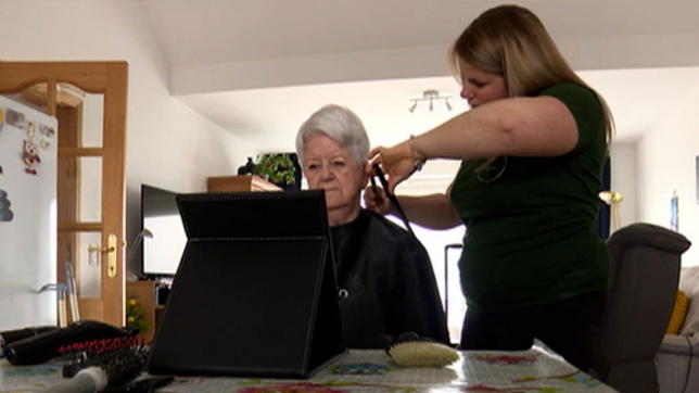 "Que des avantages": de nombreux coiffeurs se dirigent vers le domicile