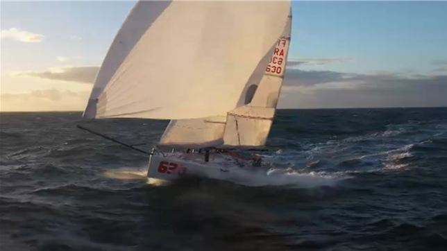 Denis Van Weynbergh, Jonas Gerkens et Romain Van Enis incarnent la passion belge pour la course au large. En route pour le Vendée Globe, Denis se prépare à braver les océans seul. De leur côté, Jonas et Romain poursuivent aussi leurs rêves marins, chacun avec des objectifs ambitieux. Les défis financiers, l’endurance physique, et la soif de liberté caractérisent cette quête d’aventure en haute mer.