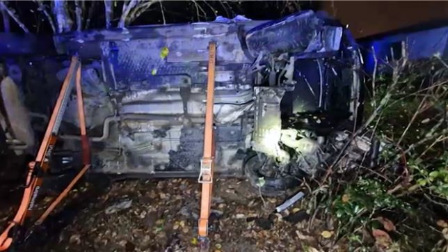 Tôt ce matin, une voiture avec six passagers a percuté un rond-point sur l’avenue Jean Mermoz à Gosselies, provoquant un accident impressionnant qui a forcé la fermeture de la route. Les circonstances exactes restent floues, mais plusieurs blessés graves sont à déplorer.
