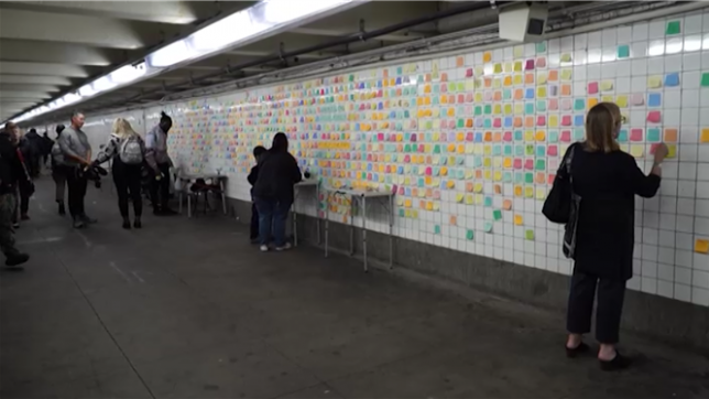 À Manhattan, des New-Yorkais laissent des messages personnels sur des Post-it dans le métro pour exprimer espoirs et peurs face à l'élection présidentielle. Cette initiative, baptisée Thérapie du métro, permet aux passants de partager leurs sentiments face à une période incertaine.