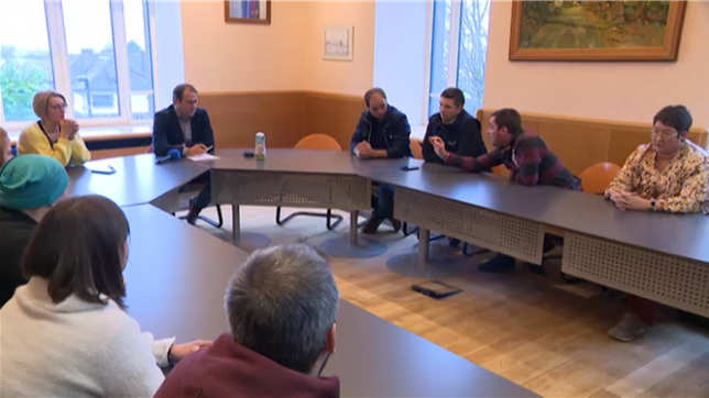 Une trentaine d'agriculteurs ont manifesté, samedi après-midi, leur mécontentement devant l'administration communale de Bièvre, où se trouvait le ministre fédéral de l'Agriculture et bourgmestre empêché de Bièvre, David Clarinval (MR).