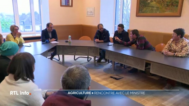 Une délégation d'agriculteurs de la FJA était à Bièvre pour y rencontrer le ministre fédéral de l’Agriculture, David Clarinval. Ce face-à-face d'une heure visait à alerter les autorités sur l’urgence de la situation et à rappeler que les promesses faites lors des mobilisations précédentes.