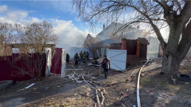 La Russie a déjoué une attaque massive de drones contre Moscou, abattant 34 drones ukrainiens. Cette offensive est la plus importante dirigée contre Moscou depuis le début de la guerre en Ukraine. L'attaque a blessé une civile et causé des dégâts matériels.