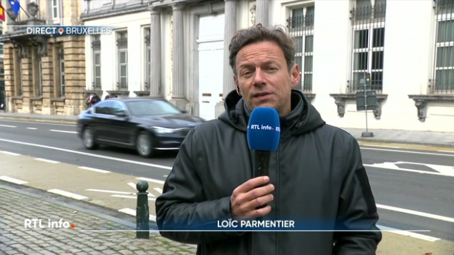 En direct de Bruxelles, Loïc Parmentier explkque que le président de la N-VA avait remis sa démission au souverain, mais que celui-ci lui avait donné un délai d'une semaine supplémentaire pour mener de nouvelles consultations.