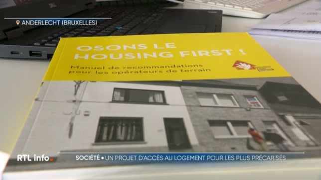 Expérimentée en Belgique, l'idée est de proposer un toit aux plus démunis, sans aucune autre condition que le paiement du loyer. En 10 ans, plus de 2.220 personnes ont déjà pu en profiter.
