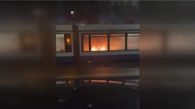 Amsterdam a connu lundi soir une nouvelle nuit agitée. Plusieurs centaines de jeunes se sont rassemblés en début de soirée dans un quartier de l'ouest de la ville. Un tram a été incendié, une personne blessée et trois autres arrêtées.