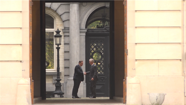 Bart De Wever est arrivé au Palais mardi matin après une réunion avec ses partenaires privilégiés en vue d'une majorité fédérale à qui il manque toujours un parti.