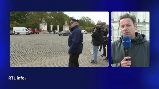Après avoir rencontré les présidents de la N-VA, du MR, des Engagés et du CD&V, le formateur démissionnaire Bart De Wever s'est rendu au palais royal pour faire rapport au roi Philippe. Ce dernier lui a demandé de poursuivre sa mission pour 2 semaines de plus, ce qu'il a accepté.