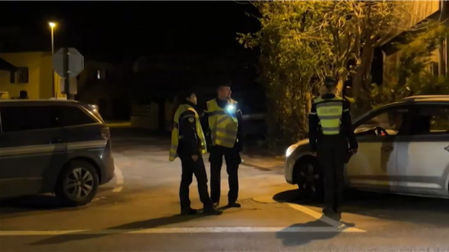 Trois enfants d'une famille recomposée vivant à Taninges, en Haute-Savoie, ont été retrouvés morts mardi, portant des plaies par arme blanche, et leur mère, âgée de 45 ans, était toujours activement recherchée dans la soirée d'hier.