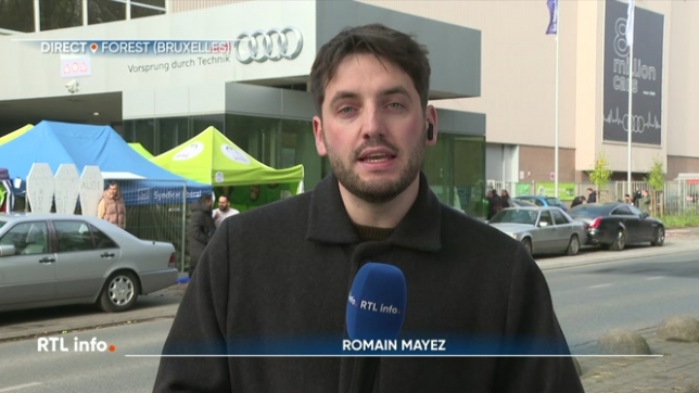 En direct, Romain Mayez commente la réunion en cours entre la direction et le personnel d'Audi Brussels.
