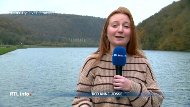 En direct de Givet, Roxane Josse explique qu'une entreprise française a déversé 2 tonnes de latex dans la Meuse à Mouzon. La pollution est arrivée en Belgique, qui n'a pas été prévenue à temps.